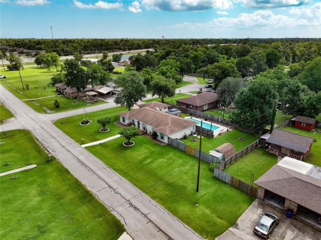 203 Tamarind Street, Lake Jackson, TX 77566