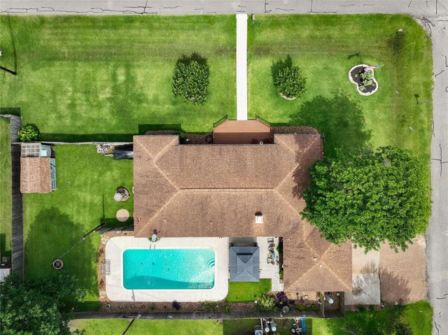 203 Tamarind Street, Lake Jackson, TX 77566