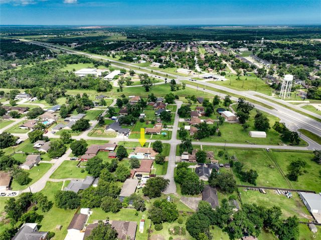 203 Tamarind Street, Lake Jackson, TX 77566