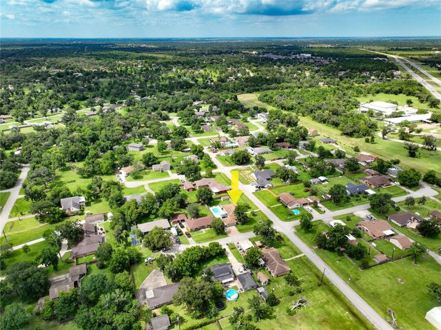 203 Tamarind Street, Lake Jackson, TX 77566