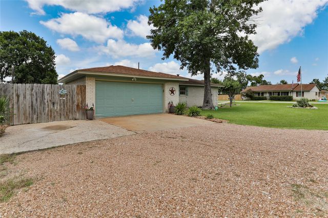 203 Tamarind Street, Lake Jackson, TX 77566