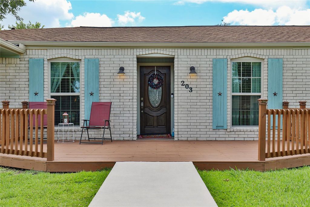 203 Tamarind Street, Lake Jackson, TX 77566