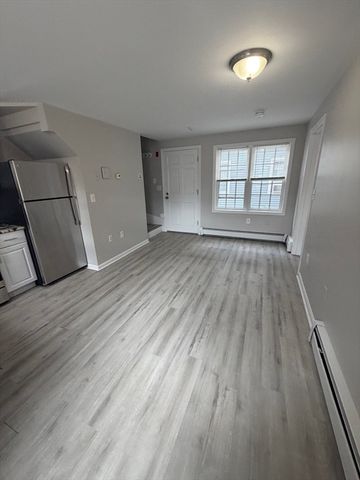 84 Cabot St 14, Beverly, MA 01915
