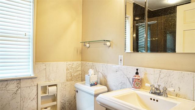 2047 Mcclendon Street, Houston, TX 77030