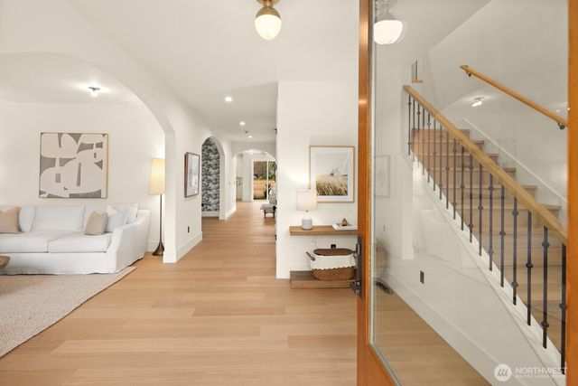 8221 22nd Avenue NE, Seattle, WA 98115