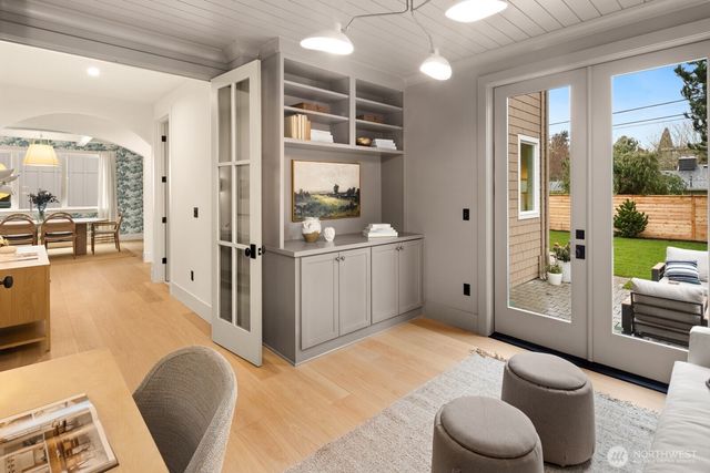 8221 22nd Avenue NE, Seattle, WA 98115