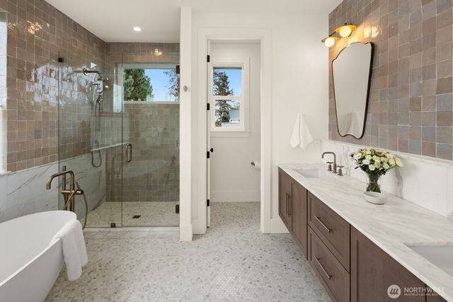 8221 22nd Avenue NE, Seattle, WA 98115