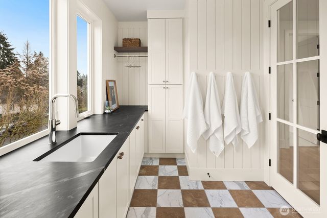 8221 22nd Avenue NE, Seattle, WA 98115