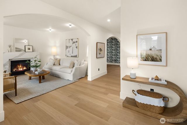 8221 22nd Avenue NE, Seattle, WA 98115