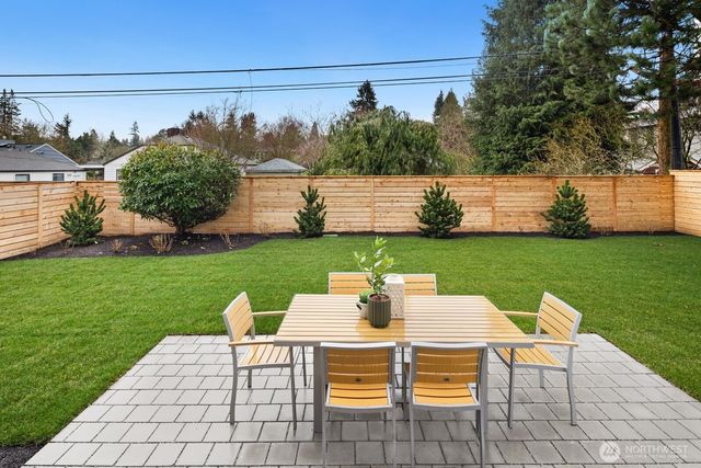 8221 22nd Avenue NE, Seattle, WA 98115