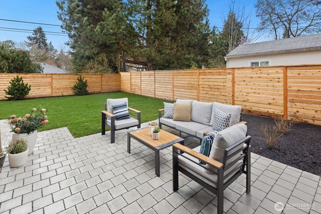 8221 22nd Avenue NE, Seattle, WA 98115