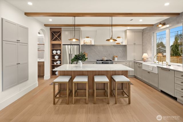 8221 22nd Avenue NE, Seattle, WA 98115