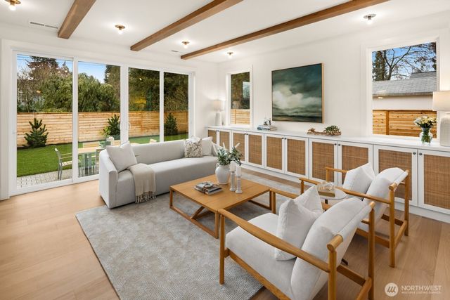 8221 22nd Avenue NE, Seattle, WA 98115