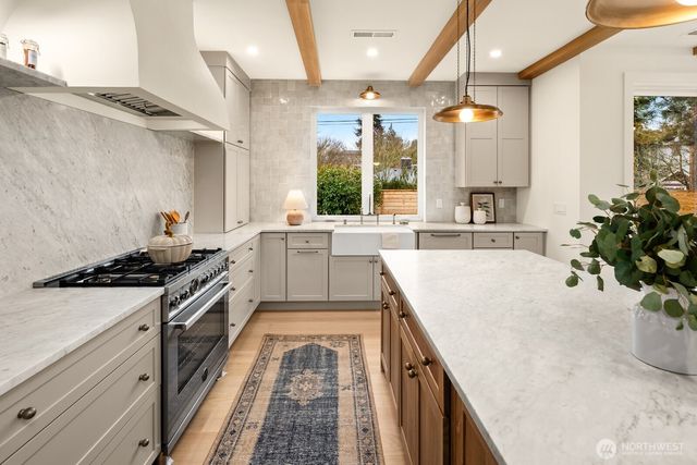 8221 22nd Avenue NE, Seattle, WA 98115