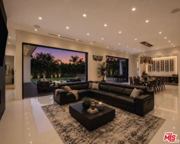 20141 Wells Drive, Woodland Hills (los Angeles), CA 91364