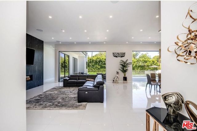 20141 Wells Drive, Woodland Hills (los Angeles), CA 91364