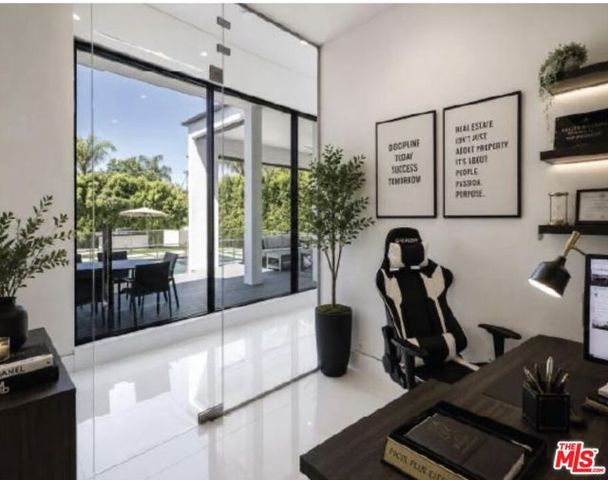 20141 Wells Drive, Woodland Hills (los Angeles), CA 91364