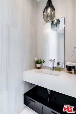 20141 Wells Drive, Woodland Hills (los Angeles), CA 91364
