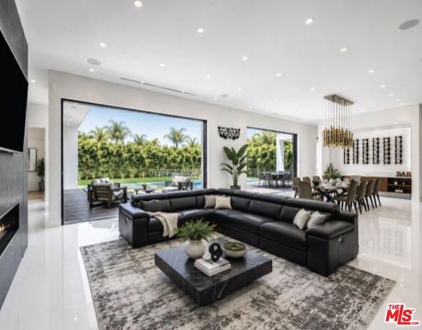 20141 Wells Drive, Woodland Hills (los Angeles), CA 91364