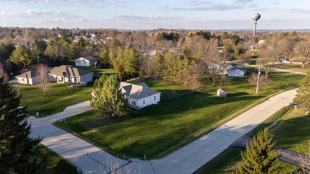 W272N387 Hilltop DRIVE, Waukesha, WI 53188