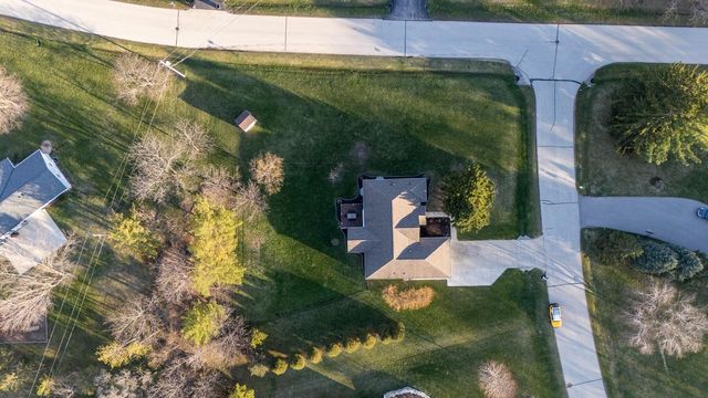 W272N387 Hilltop DRIVE, Waukesha, WI 53188