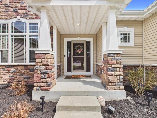W272N387 Hilltop DRIVE, Waukesha, WI 53188