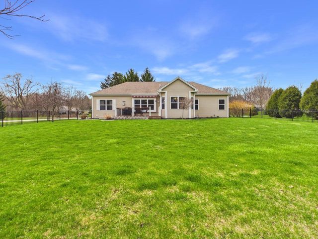 W272N387 Hilltop DRIVE, Waukesha, WI 53188