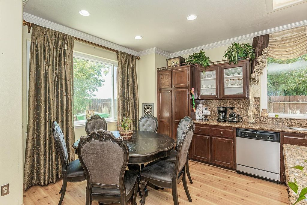 Image 11 of property listing at 1903 N Sunny Lane, Reedley, CA 93654