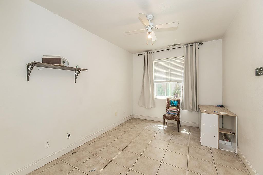 Image 12 of property listing at 1903 N Sunny Lane, Reedley, CA 93654