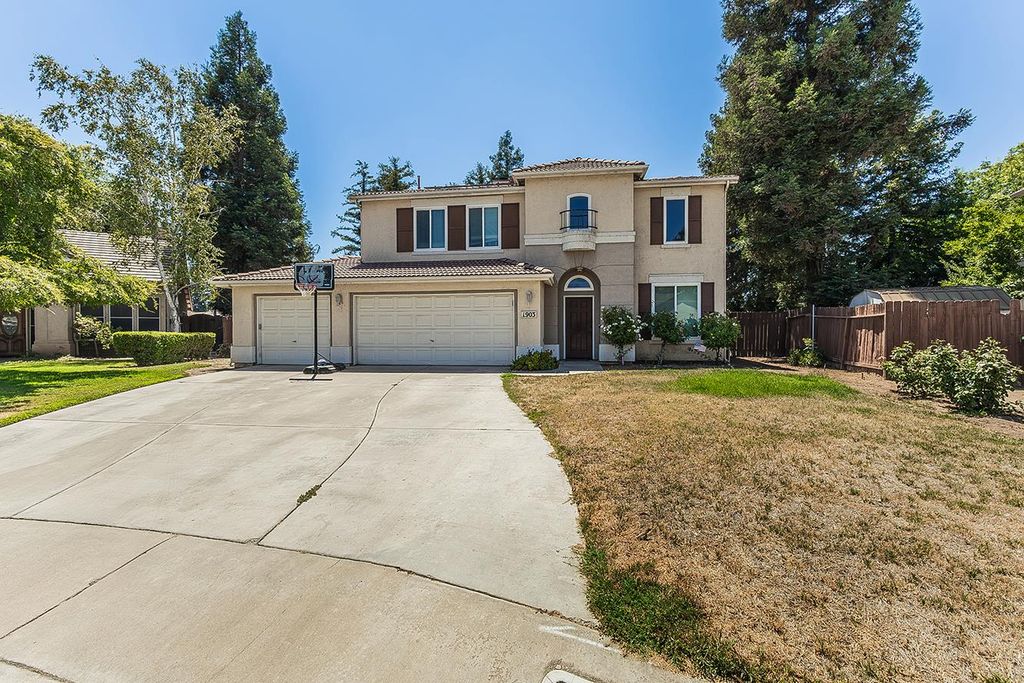 Image 2 of property listing at 1903 N Sunny Lane, Reedley, CA 93654