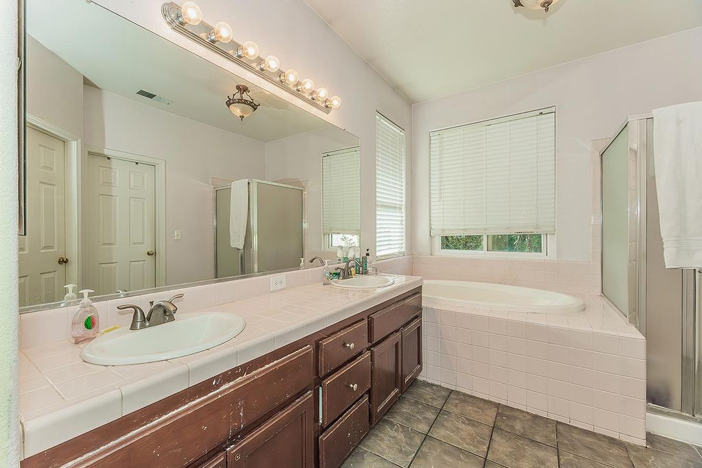 Image 20 of property listing at 1903 N Sunny Lane, Reedley, CA 93654