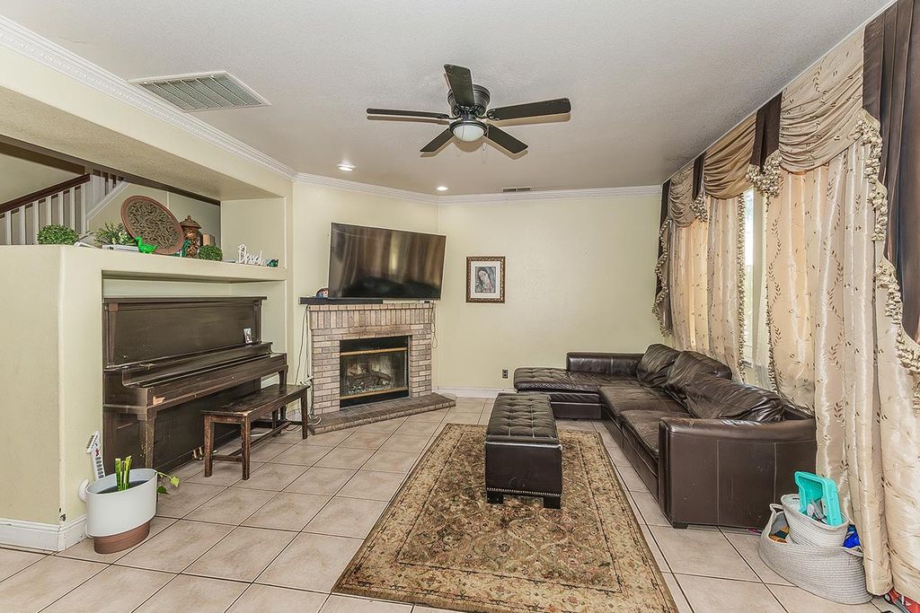 Image 7 of property listing at 1903 N Sunny Lane, Reedley, CA 93654