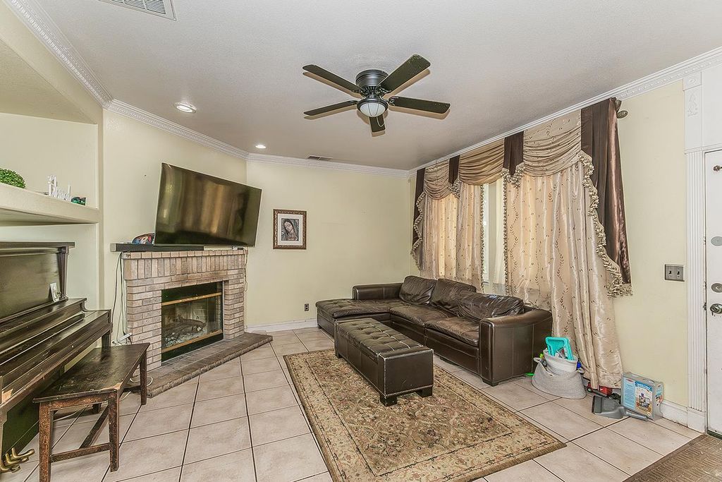 Image 8 of property listing at 1903 N Sunny Lane, Reedley, CA 93654