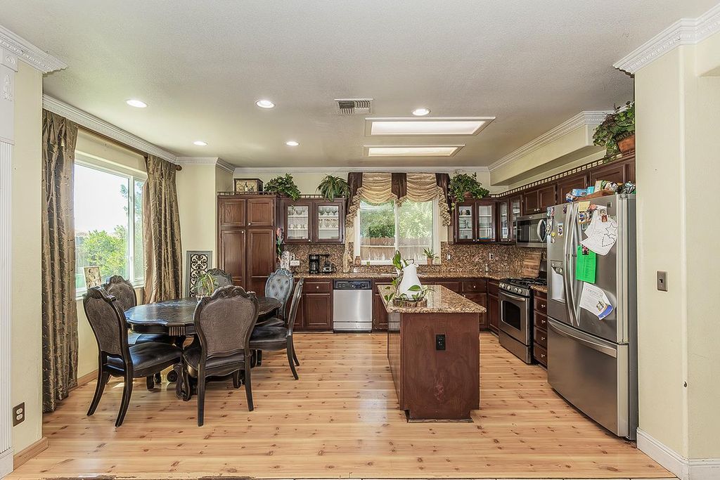 Image 9 of property listing at 1903 N Sunny Lane, Reedley, CA 93654