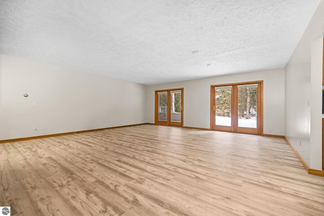 211 E 7th Street, Northport, MI 49670