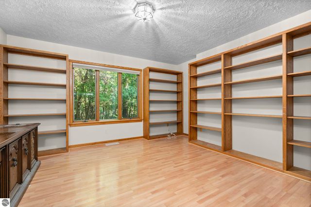 211 E 7th Street, Northport, MI 49670