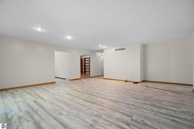 211 E 7th Street, Northport, MI 49670