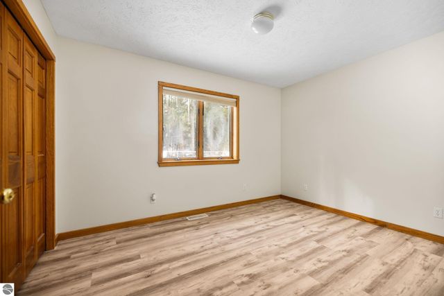 211 E 7th Street, Northport, MI 49670