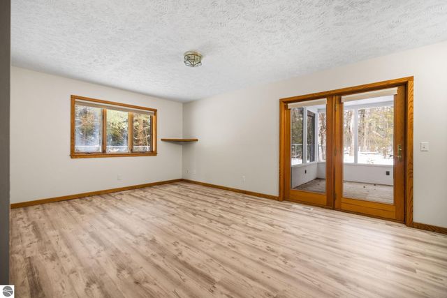 211 E 7th Street, Northport, MI 49670