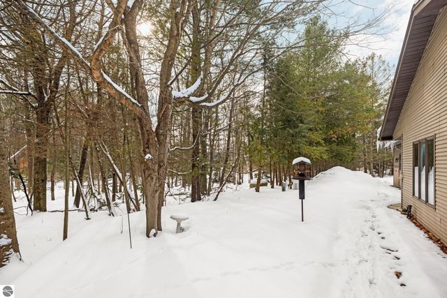 211 E 7th Street, Northport, MI 49670