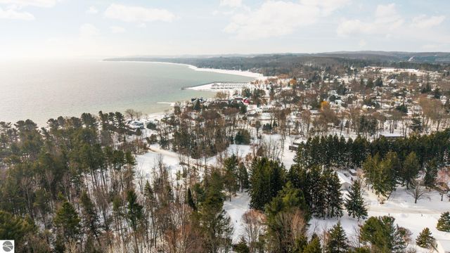 211 E 7th Street, Northport, MI 49670