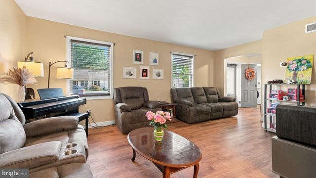 4 RUE CT, Fallsington, PA 19054