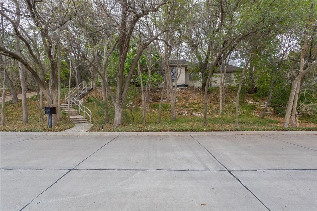 2001 Deepdale Drive, Westover Hills, TX 76107 — photo 2