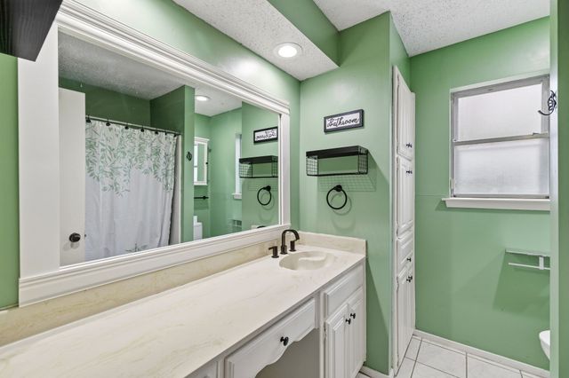 1904 Bay Oaks Court, Fort Worth, TX 76112