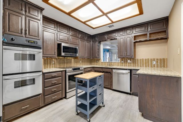 1904 Bay Oaks Court, Fort Worth, TX 76112