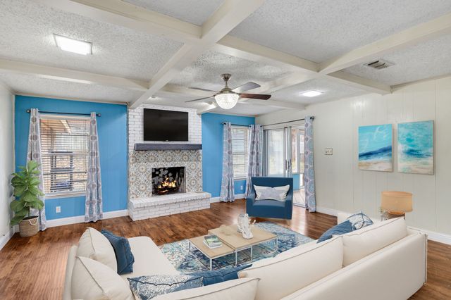 1904 Bay Oaks Court, Fort Worth, TX 76112