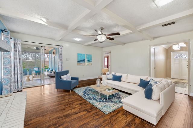 1904 Bay Oaks Court, Fort Worth, TX 76112