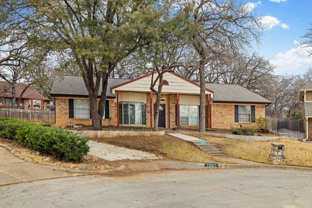 1904 Bay Oaks Court, Fort Worth, TX 76112
