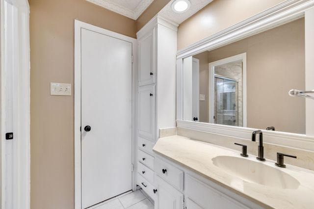 1904 Bay Oaks Court, Fort Worth, TX 76112