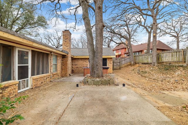 1904 Bay Oaks Court, Fort Worth, TX 76112